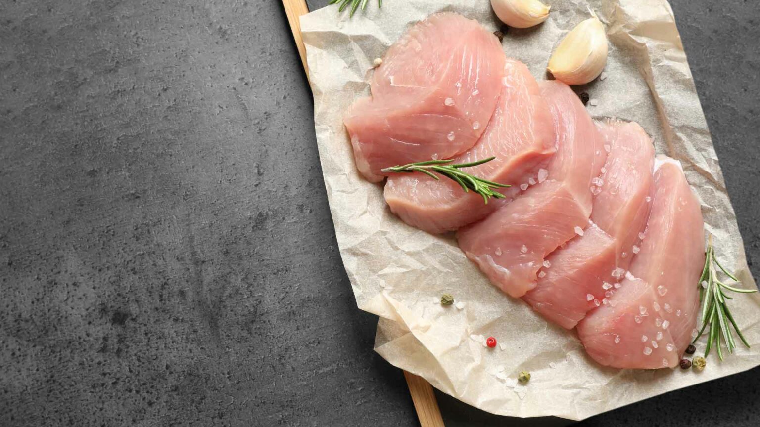 Frische geschnittene Putenbrust mit Gewürzen