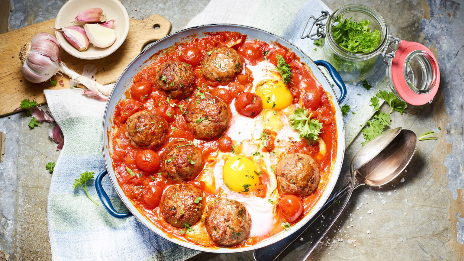 Shakshuka mit Putenhackbällchen
