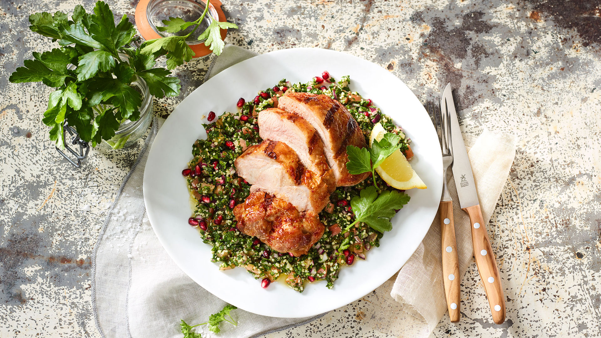 Türkisch gewürztes Putenfleisch mit Petersiliensalat, Zitrone und ...