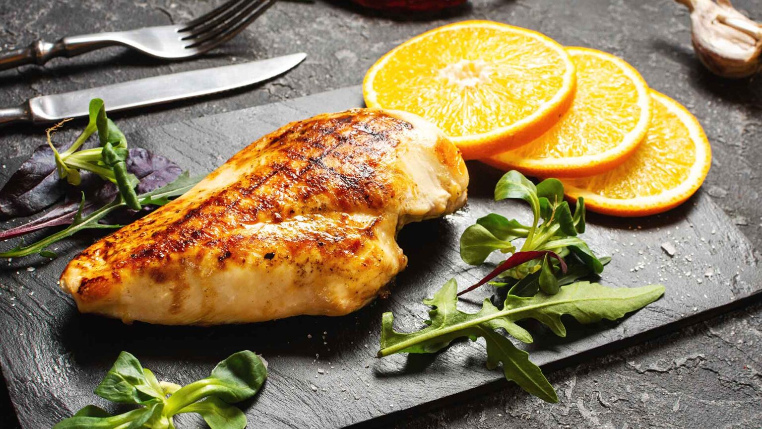 Gegrillte Putenbrust mit Zitrone auf Seinplatte